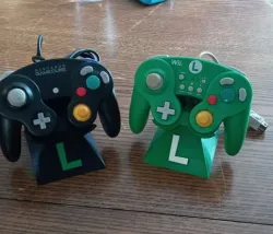 Nintendo GameCube Controller Stand (Luigi)