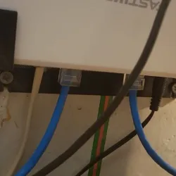 Staffa per Router e Modem Fastweb