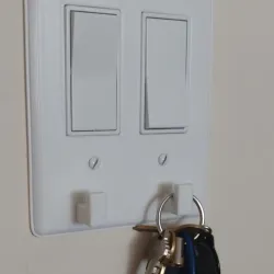 Decora double switch plate with key hooks