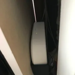 Freebox delta server wall mount
