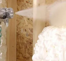 Spray gun for spraying polyurethane foam