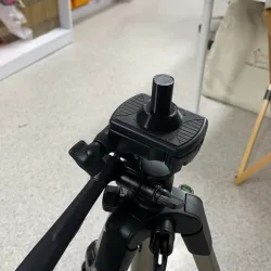Lighting tripod securing bracket gender