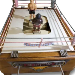 Boxing game with resettable dolls-boxers in Meccano and at 1 6 scale