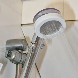 Rotating shower head ring
