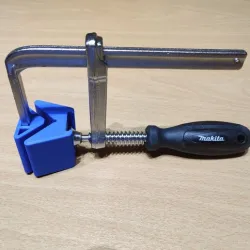 Skid for mounting at an angle on a MAKITA clamp