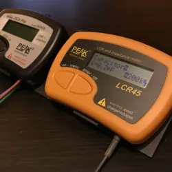 Peak Electronic Device Tabletop Holder