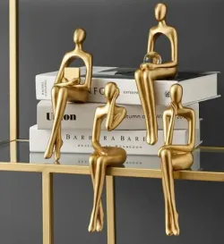 Kit with 4 models of abstract dolls of students.