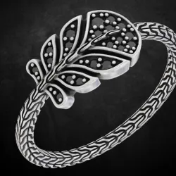 Ring in the form of a leaf with stones is very gentle and stylish 261
