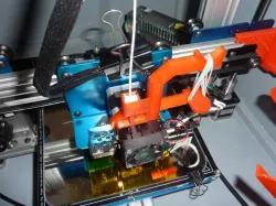 MK8 extruder with adjustable contact pressure from rubber bands; MK8 Extruder mit einstellbarem Anpressdruck mit Gummibänder