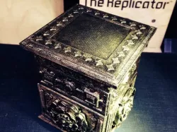 Decorative top piece for The Tudor Rose Box