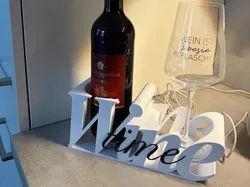 Decoración y soporte para botellas 'Wine Time' - Modelo de impresión 3D gratuito