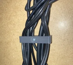 Organizador de cables para colocar debajo del escritorio.
