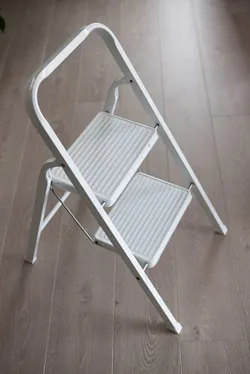 Feet for mini stepladder