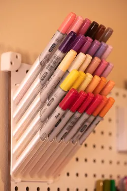 Pen holder for pegboard, high density