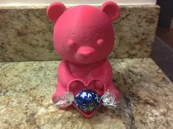 Oso de peluche sosteniendo una caja de corazón - Modelo de impresión 3D gratuito