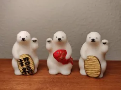 KUMATY: Maneki Polar Bear (Beckoning Polar Bear)