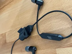 JBL E25BT clip