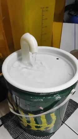 Paint Can Modification: Cat water fountain