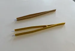 Very delicate tweezers
