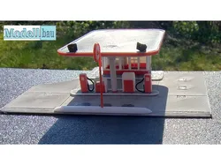 Kleine Tankstelle / Small Petrol Station