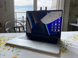 Adaptor continuity camera MacBook Pro 2022