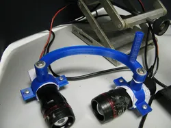 Dual grip arm for cylindrical objects