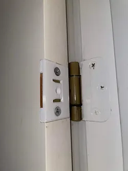 Door hinge retaining clip