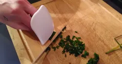 Kitchen's fast cutting finger protector
