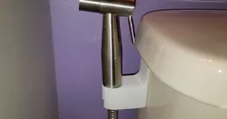 Hand sprayer toilet cistern mount