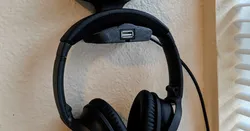 Wall-mounted Headphone Holder with USB