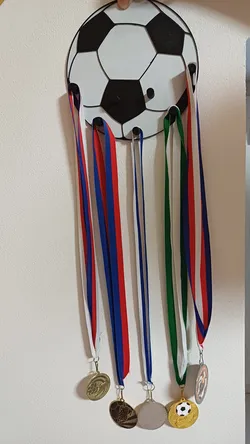 Věšák na medaile . Medal hanger . Fotbalový míč . Fooball .
