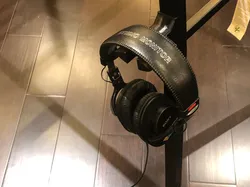 K&M Keyboard Stand Headphone Hanger