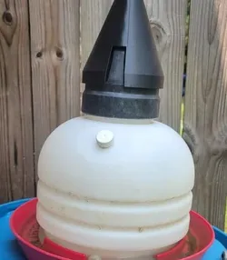 Chicken water anti perch cap