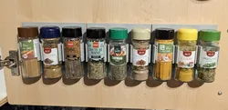 Holder for round spice containers (42mm diameter)