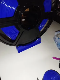 Filament holder (no glue, no screws)