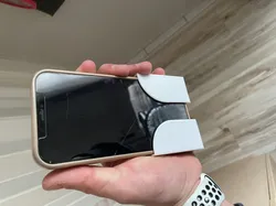 Wandhalterung für ein IPhone 12 mit Hülle