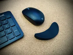 Ergonomic mouse wrist rest