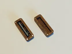 Travel box for razor blade, enclosure, made to be held closed by magnets
