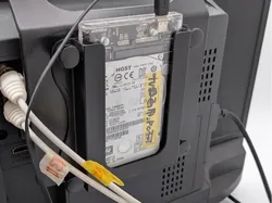 Montaje para instalar un disco duro externo de 2.5 pulgadas en el soporte VESA de televisores y pantallas - Modelo de impresión 3D gratuito
