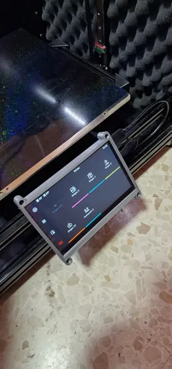 Support for 7-inch screen with mounting bracket for extrusion