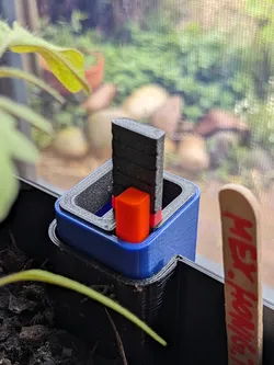 Water level indicator with rim