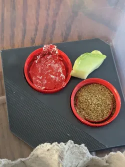 Bug feeding dish/tray with ramp