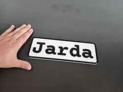 Cedule se jmenovkou pro řidiče kamionu