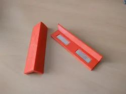 Magnetic vice jaws