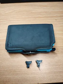 Bewmer wallet card relese button