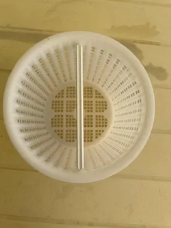 Repair of the handle of a pool skimmer basket