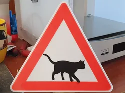 Wandering cat road sign / Panneau chat en balade