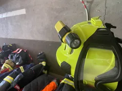 Držák svítilny na hasičskou helmu bez šroubů (Fire helmet torch holder without screws)