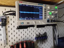Skadis osciloscope holder