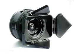 Sony Kitlens Lenshood with integrated four leaf cover